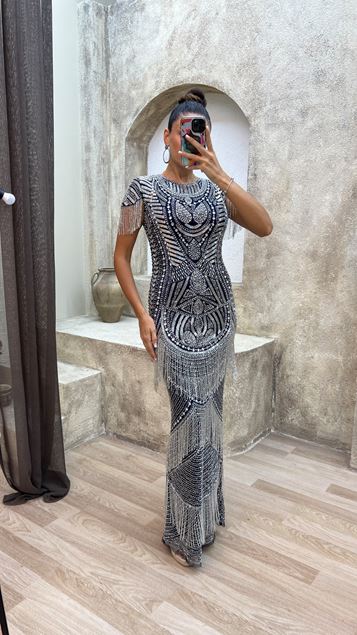 فستان أسود بتصميم خاص ومطرز