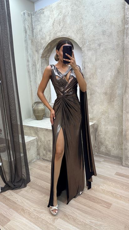 فستان سهرة درابيه مطرز بالحجر البني