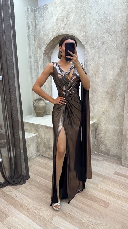 فستان سهرة درابيه مطرز بالحجر البني