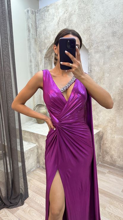 Drapiertes Abendkleid mit Fuchsia-Steinstickerei