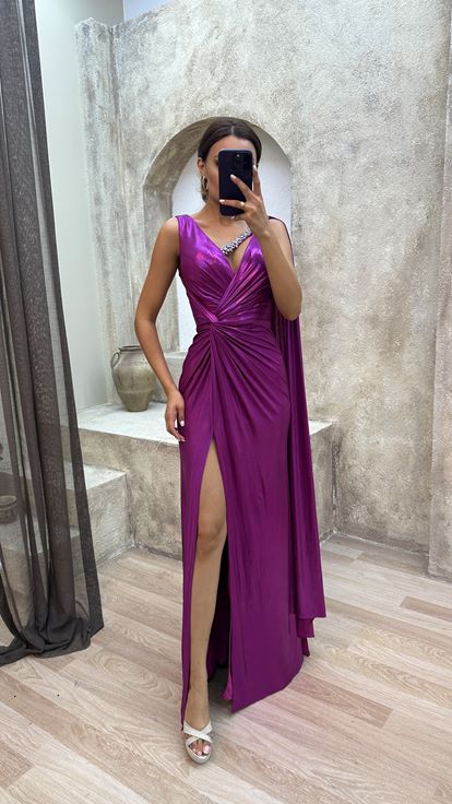 Drapiertes Abendkleid mit Fuchsia-Steinstickerei