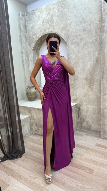 Vestido de noche drapeado bordado en piedra fucsia
