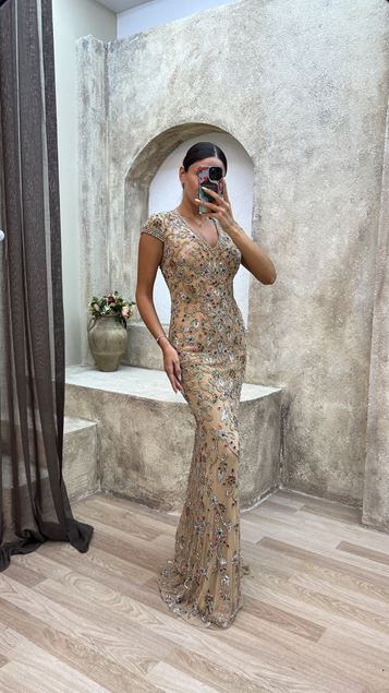 Vestido de noche especial bordado con escote en V beige