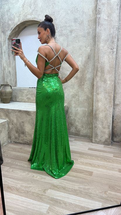 Grünes Trägerkleid mit Dekolleté