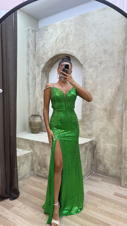 Grünes Trägerkleid mit Dekolleté