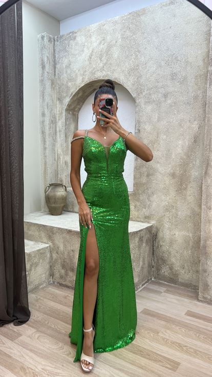 Grünes Trägerkleid mit Dekolleté