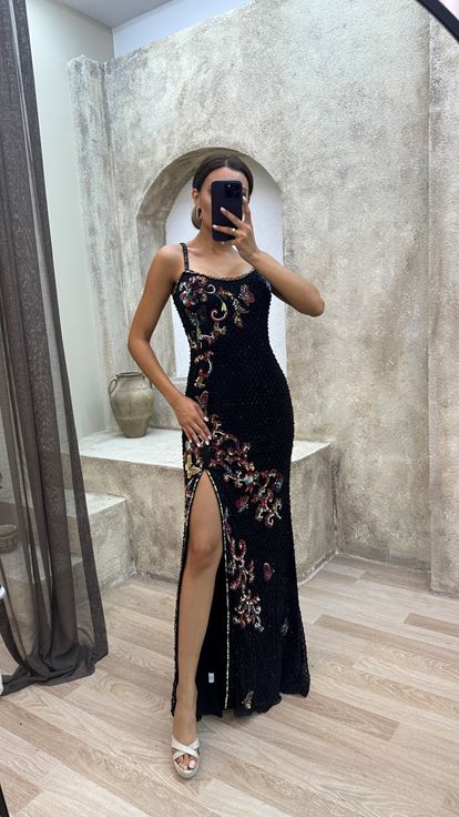 فستان أسود بحمالات رفيعة وتطريز مميز