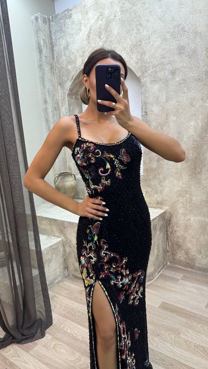 فستان أسود بحمالات رفيعة وتطريز مميز