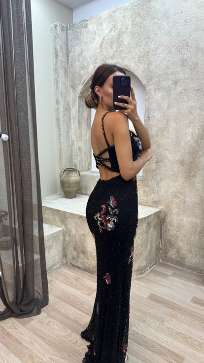 فستان أسود بحمالات رفيعة وتطريز مميز