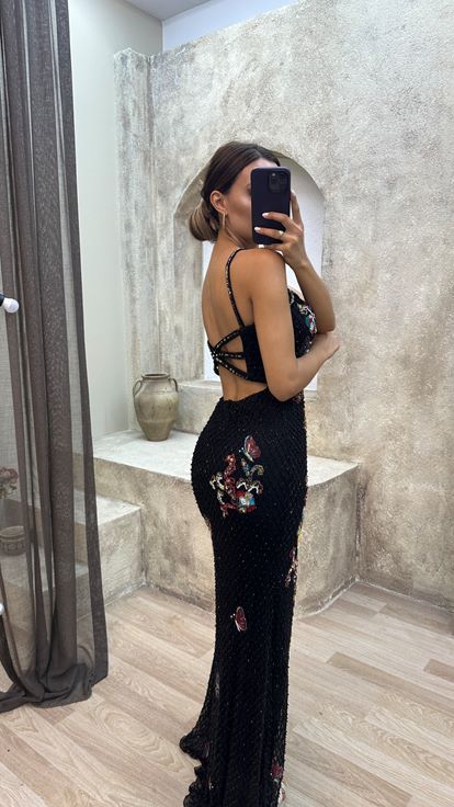فستان أسود بحمالات رفيعة وتطريز مميز