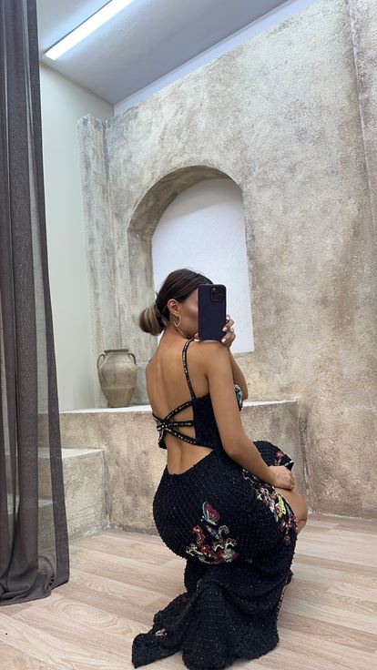 فستان أسود بحمالات رفيعة وتطريز مميز