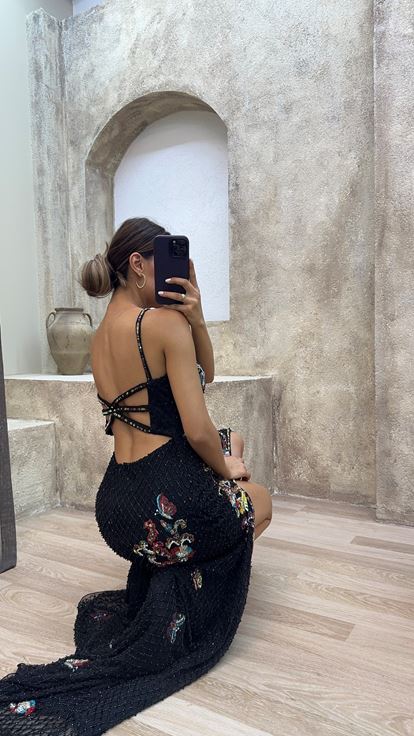 فستان أسود بحمالات رفيعة وتطريز مميز