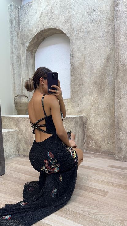 فستان أسود بحمالات رفيعة وتطريز مميز