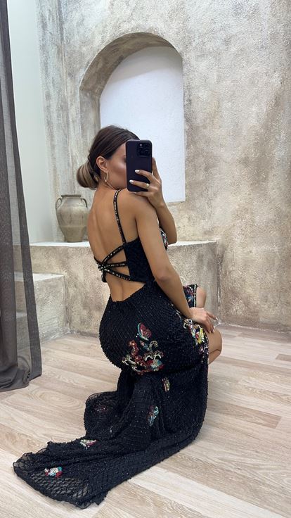 فستان أسود بحمالات رفيعة وتطريز مميز