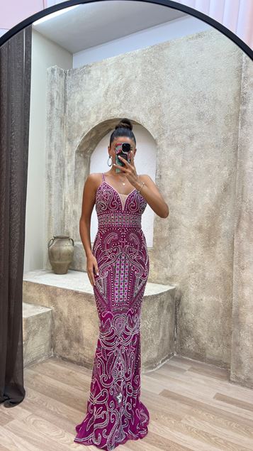 Vestido bordado personalizado con escote en V fucsia