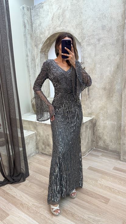 Abito da sera color antracite con scollo a V e ricami speciali 