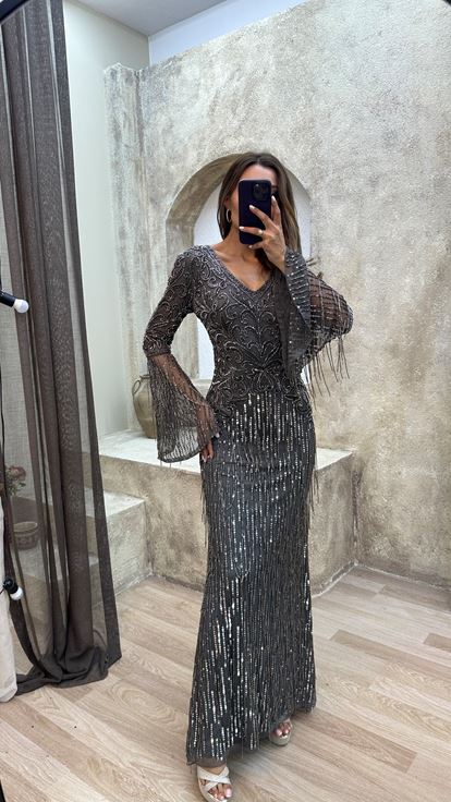 Abito da sera color antracite con scollo a V e ricami speciali 