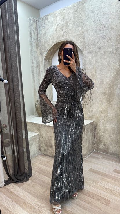 Abito da sera color antracite con scollo a V e ricami speciali 