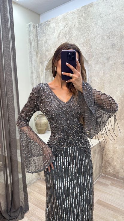 Abito da sera color antracite con scollo a V e ricami speciali 