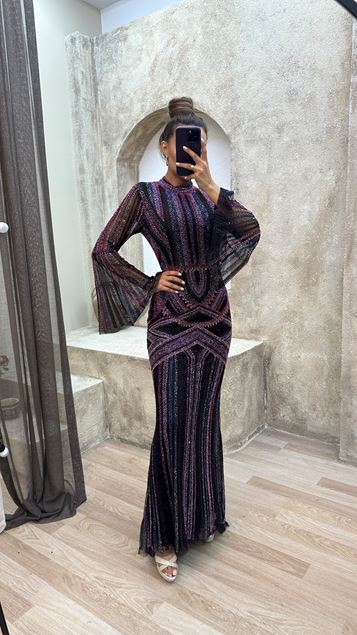 Vestido de noche bordado especial con detalle de manga fucsia