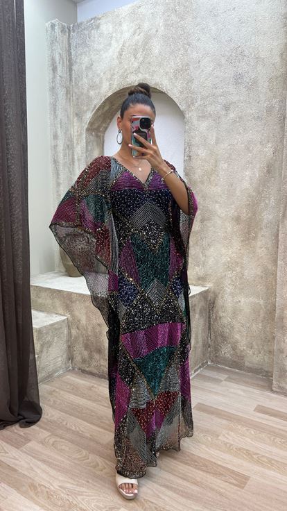 فستان مصمم مطرز خاص بياقة على شكل حرف V باللون الفوشيا