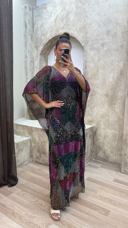 فستان مصمم مطرز خاص بياقة على شكل حرف V باللون الفوشيا