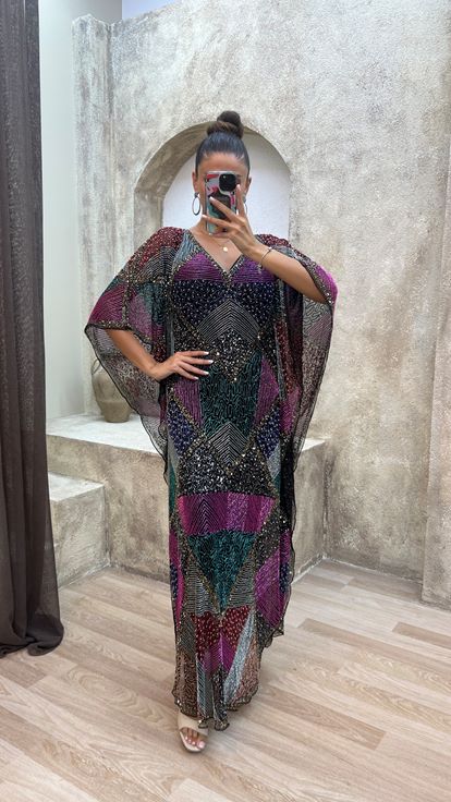 فستان مصمم مطرز خاص بياقة على شكل حرف V باللون الفوشيا