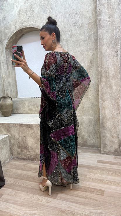 فستان مصمم مطرز خاص بياقة على شكل حرف V باللون الفوشيا