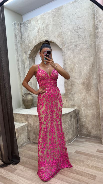 Pembe İp Askılı Özel İşlemeli Tasarım Elbise