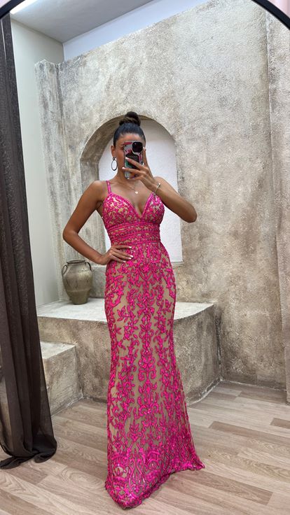 Pembe İp Askılı Özel İşlemeli Tasarım Elbise