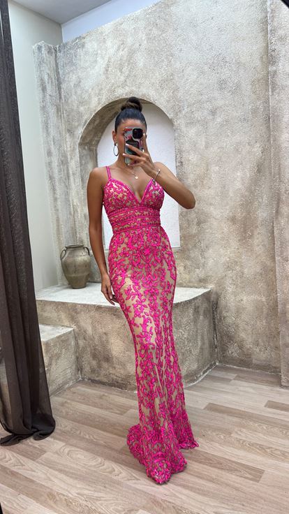 Pembe İp Askılı Özel İşlemeli Tasarım Elbise