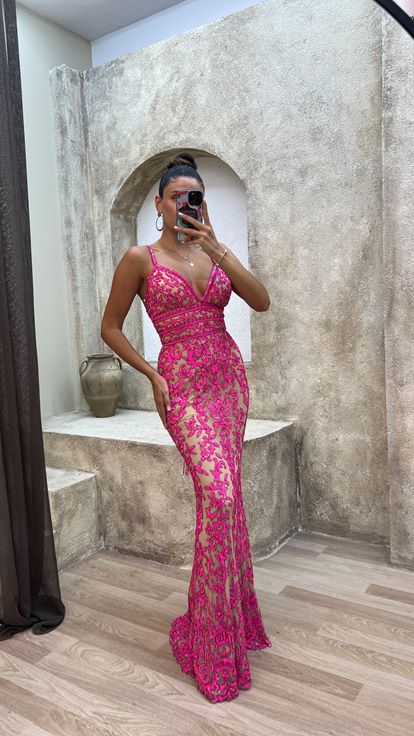 Pembe İp Askılı Özel İşlemeli Tasarım Elbise