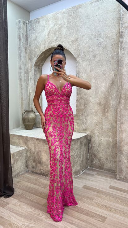 Pembe İp Askılı Özel İşlemeli Tasarım Elbise