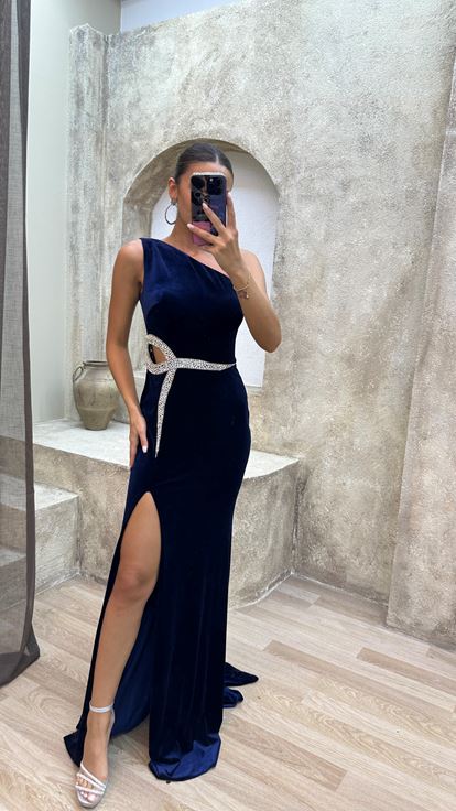 فستان كحلي بدون حمالات مزين بأحجار على الخصر