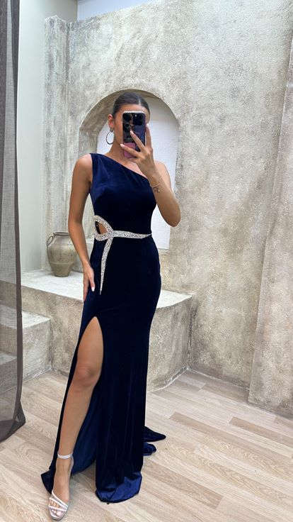 فستان كحلي بدون حمالات مزين بأحجار على الخصر