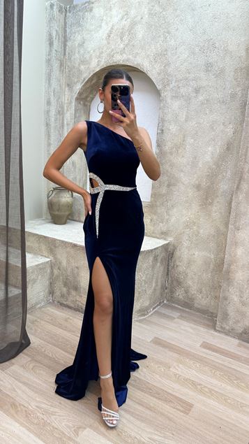 Vestido azul marino bordado en piedra con cintura palabra de honor