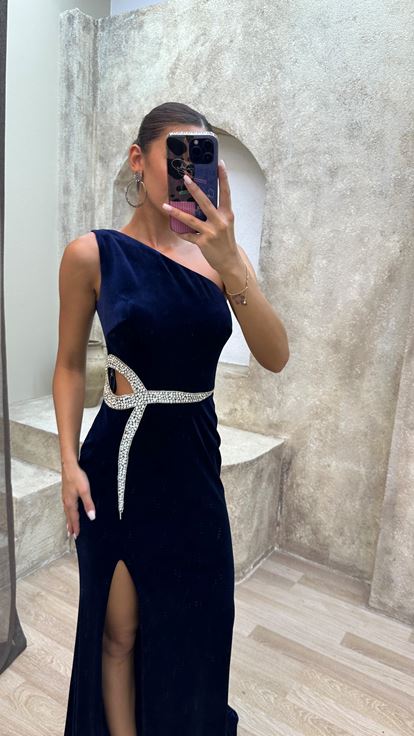 فستان كحلي بدون حمالات مزين بأحجار على الخصر