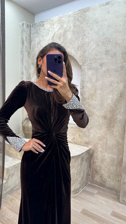 Kahverengi Boynu İşlemeli Beli Drapeli Elbise