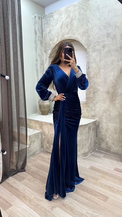 فستان أزرق داكن بياقة على شكل حرف V مع تفاصيل في الخلف وأكمام مزينة بالأحجار