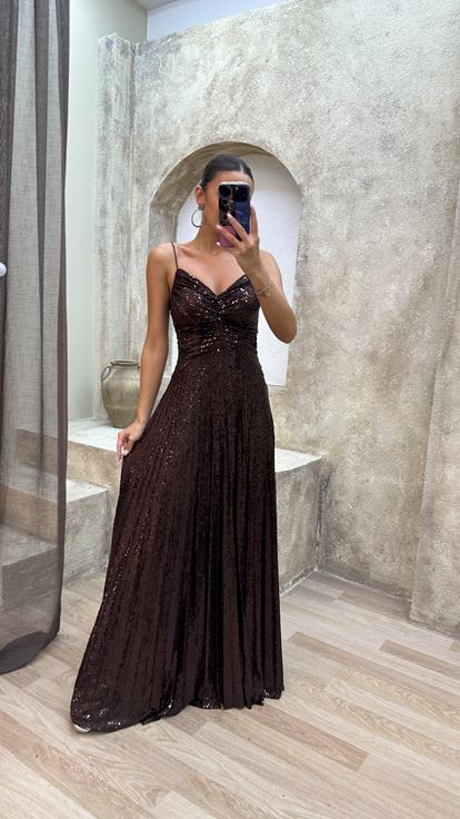 Braunes Abendkleid mit Seilträgern und Pailletten