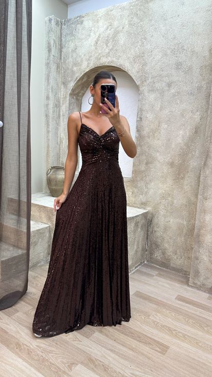 Braunes Abendkleid mit Seilträgern und Pailletten