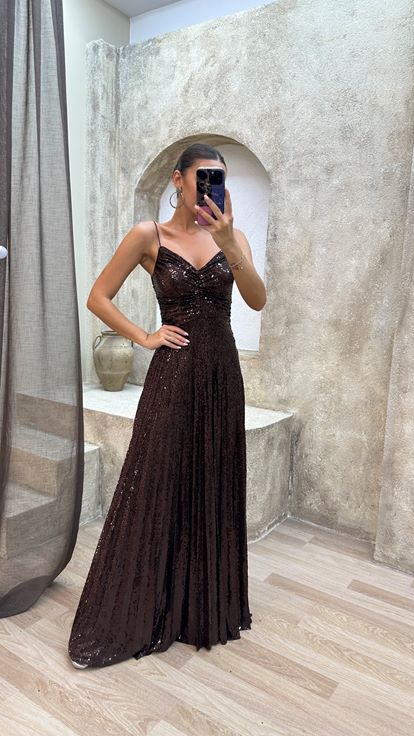 Braunes Abendkleid mit Seilträgern und Pailletten