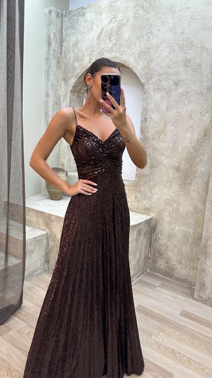 Braunes Abendkleid mit Seilträgern und Pailletten