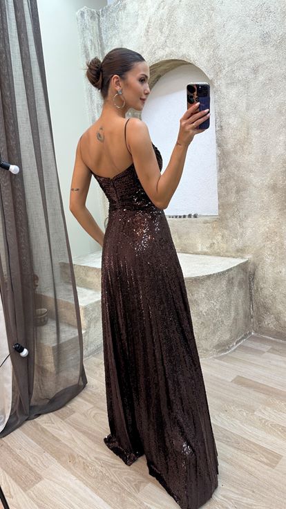 Braunes Abendkleid mit Seilträgern und Pailletten