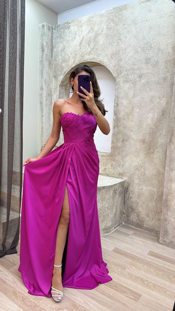 Trägerloses, plissiertes Kleid in Fuchsia mit bestickter Brust