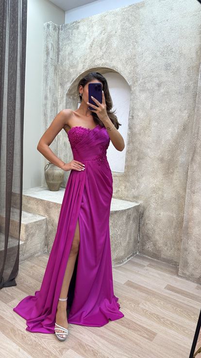 فستان فوشيا بدون حمالات مطوي مع صدر مطرز