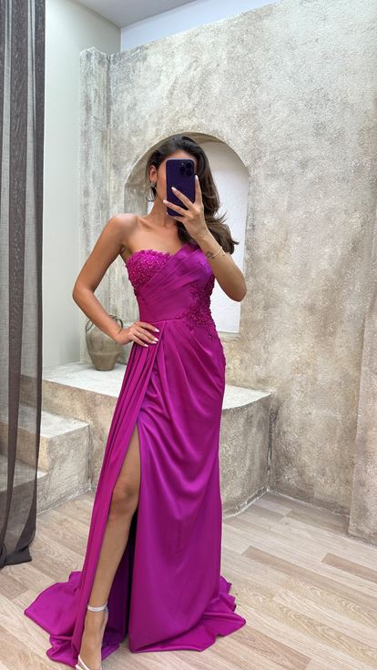 فستان فوشيا بدون حمالات مطوي مع صدر مطرز