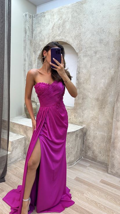 فستان فوشيا بدون حمالات مطوي مع صدر مطرز