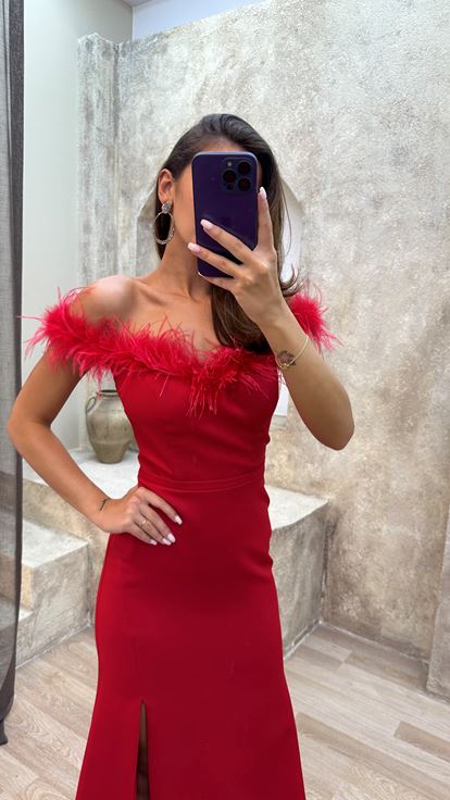 Red Chest Feather Détail Robe de soirée