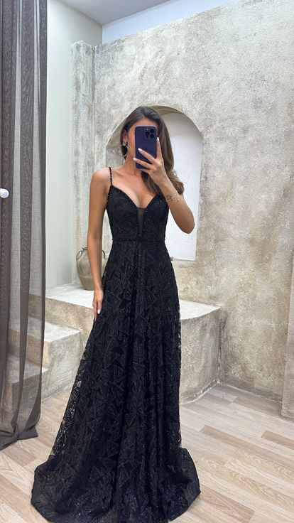 Vestido de noche negro de tirantes bordado